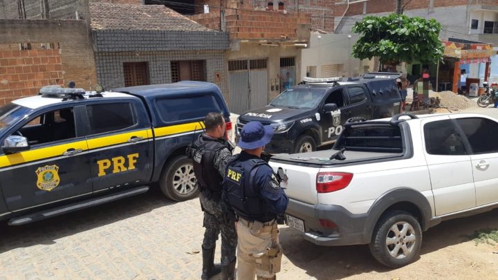 Motorista é detido com pistola e caminhonete roubada em Caruaru