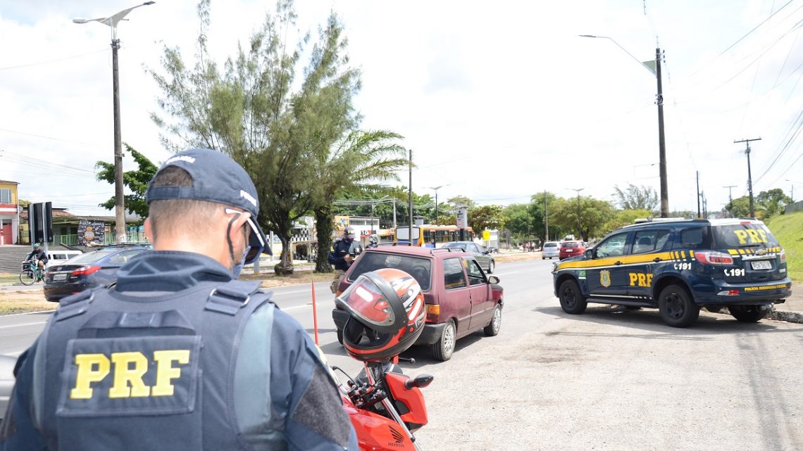 PRF intensifica fiscalização na Operação Carnaval; Cerca de 100 mil veículos devem ir ao Litoral Sul-PE PRF intensifica fiscalização na Operação Carnaval; Cerca de 100 mil veículos devem ir ao Litoral Sul-PE
