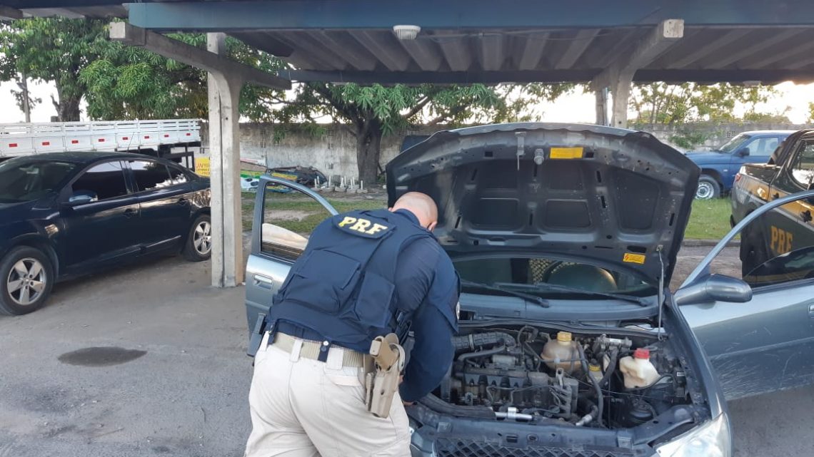 Homens são detidos com carro roubado após tentar correr pela BR 101 no Recife Homens são detidos com carro roubado após tentar correr pela BR 101 no Recife
