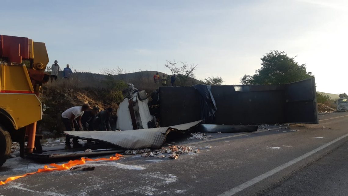 Caminhoneiro morre após tombar veículo na BR 423 em Serra dos Ventos Caminhoneiro morre após tombar veículo na BR 423 em Serra dos Ventos