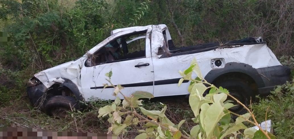 Quatro pessoas morrem em capotamento na BR 232 após festa clandestina Quatro pessoas morrem em capotamento na BR 232 após festa clandestina
