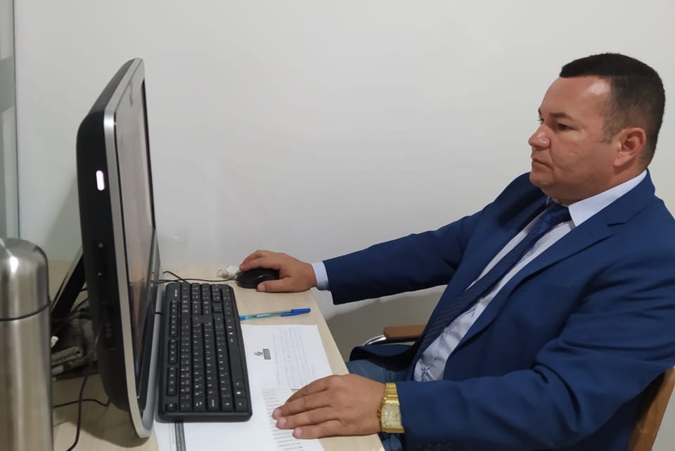 Vereador Cabo Cardoso cobra o pagamento aos servidores demitidos pela prefeitura e quer saber onde os ex-vereadores nomeados pela prefeita dão expediente