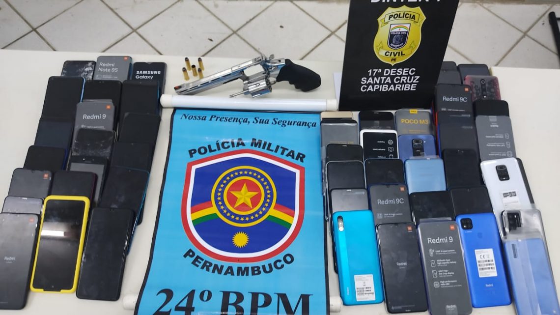 Policiais do 24° BPM libertam 25 reféns e prendem assaltantes em estabelecimento comercial Policiais do 24° BPM libertam 25 reféns e prendem assaltantes em estabelecimento comercial
