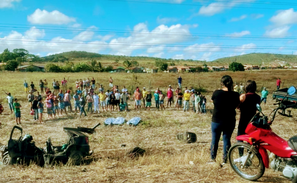 Três mortes em acidente entre carro e caminhão em Pernambuco Três mortes em acidente entre carro e caminhão em Pernambuco