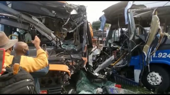 Acidente entre ônibus deixa várias pessoas feridas na PE-15, em Olinda