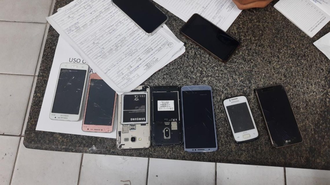 Homem é preso vendendo celulares roubados