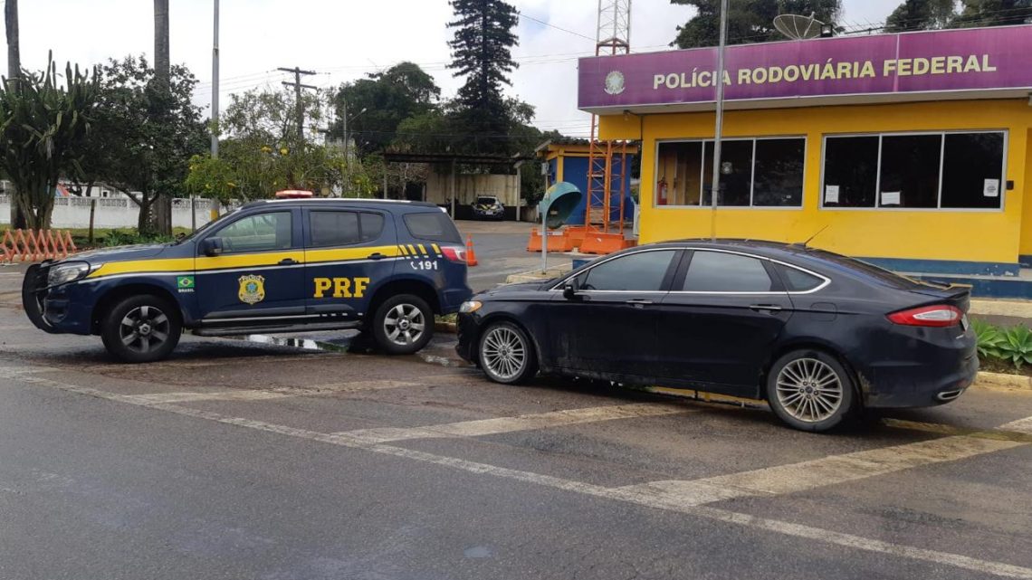 Casal é detido com veículo roubado na BR 423 em Pernambuco Casal é detido com veículo roubado na BR 423 em Pernambuco