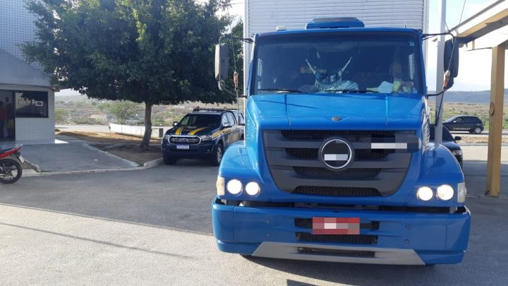 Suspeitos de roubarem caminhão são detidos na BR 232 em Caruaru