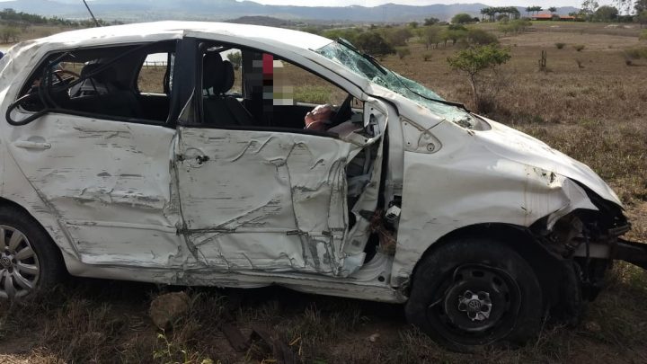 Mãe e filho são arremessados de carro que capotou e colidiu em poste na BR 232
