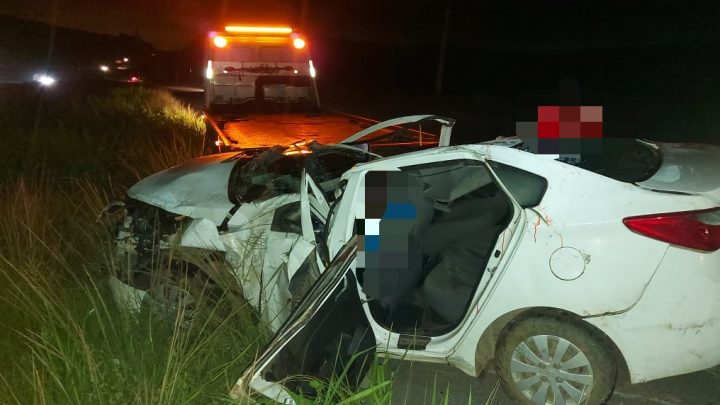 Pai e filho morrem após carro capotar e colidir em poste na BR-232