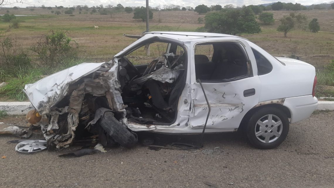 Colisão entre carro e caminhão na BR 104 deixa quatro pessoas feridas