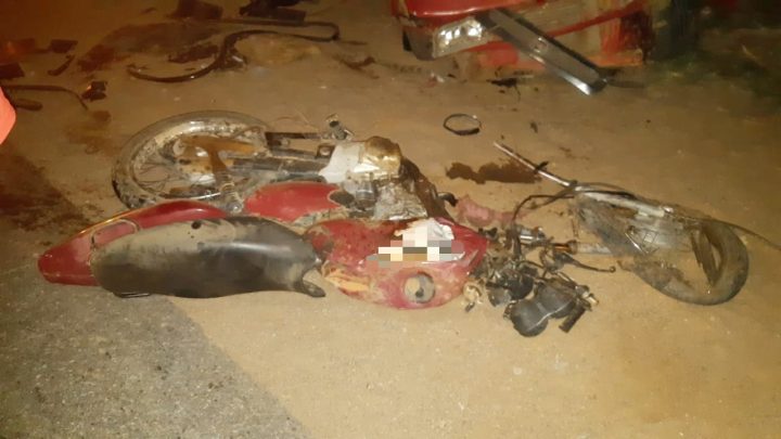 Colisão frontal entre carro e moto deixa um morto e três feridos na BR 104