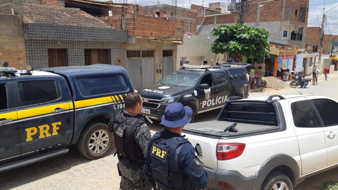 Homem é detido com pistola e caminhonete roubada em Caruaru Homem é detido com pistola e caminhonete roubada em Caruaru