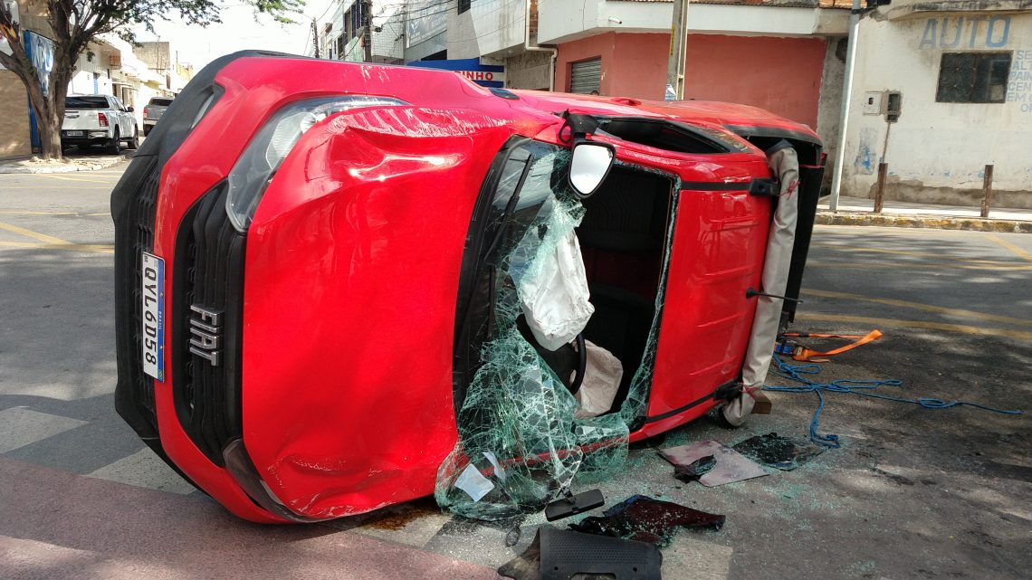 Carro tomba após colisão em Caruaru nesta sexta-feira (19) Carro tomba após colisão em Caruaru nesta sexta-feira (19)