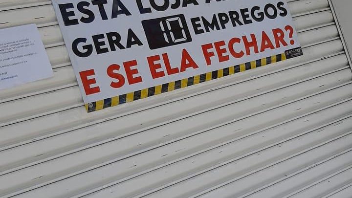 Protesto silencioso nas lojas alerta sobre aumento do desemprego em Caruaru