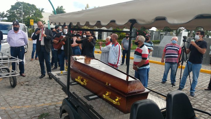 Sepultamento de Ivan Bulhões: Familiares e Amigos dão adeus ao radialista