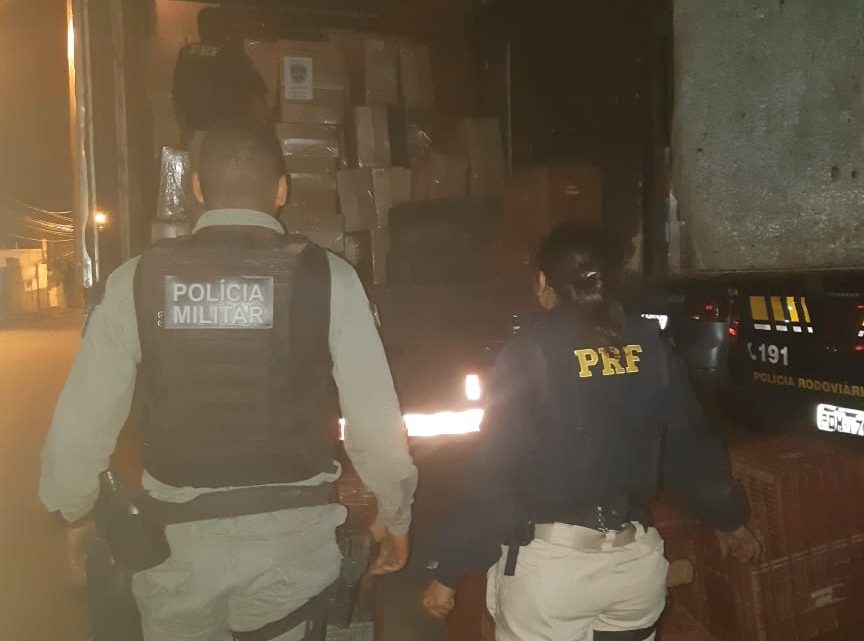 Carga de 26,5 mil maços de cigarro paraguaio é apreendida na BR 232 Carga de 26,5 mil maços de cigarro paraguaio é apreendida na BR 232