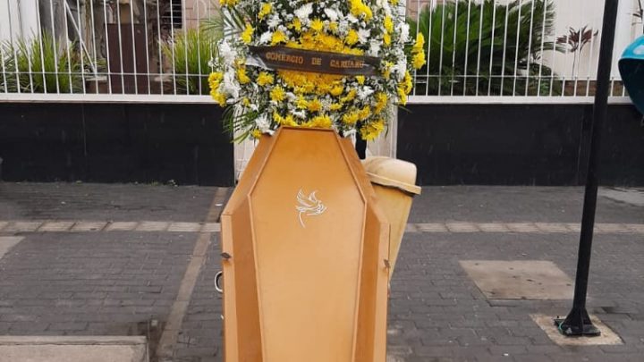 Protesto com caixão e coroa de flores em frente a Câmara de Vereadores de Caruaru