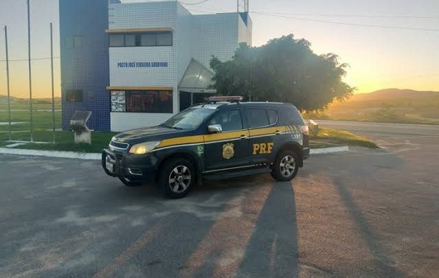 Motorista alcoolizado é detido com carro roubado após tentar fugir por 2 Km na BR 232