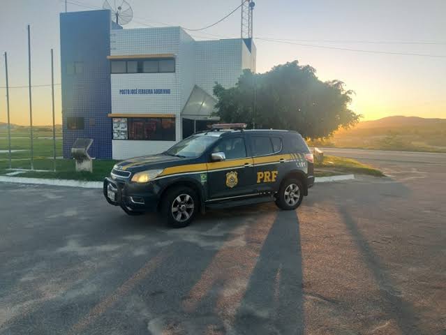 Motorista alcoolizado é detido com carro roubado após tentar fugir por 2 Km na BR 232