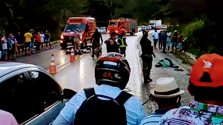 Acidente entre carro e moto na BR 104 em Caruaru com uma vítima fatal   e uma mulher ferida