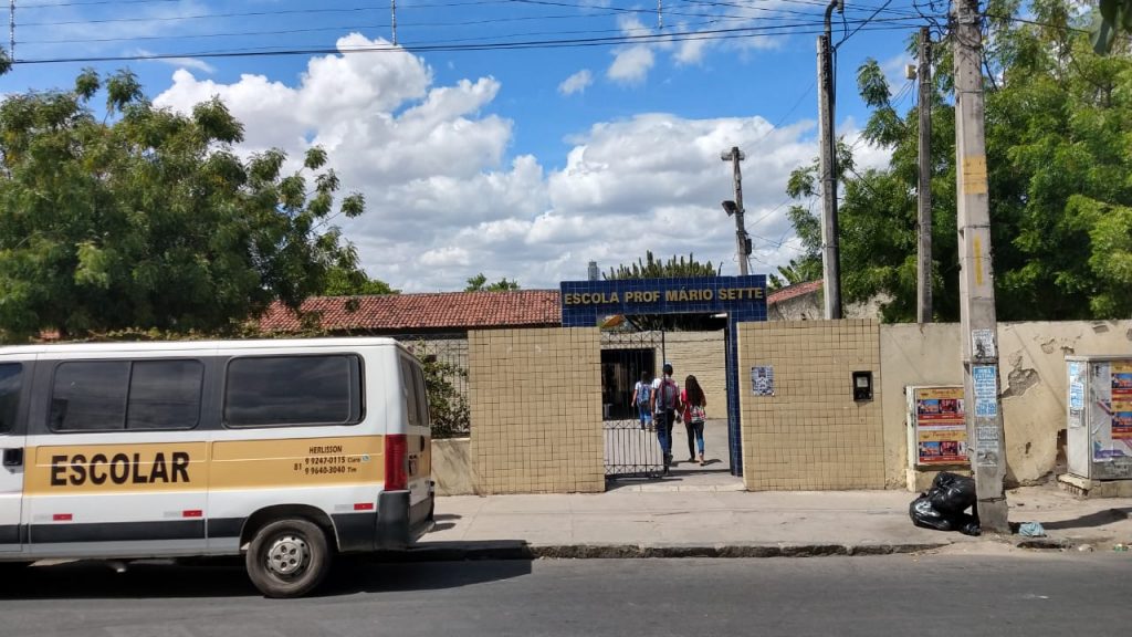 Trabalhadores da rede estadual de ensino entram em greve na segunda-feira em Pernambuco