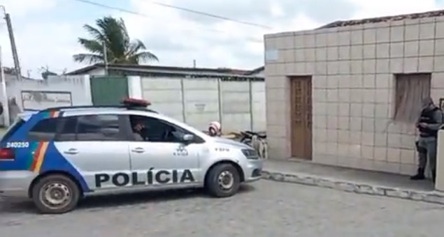 Homem é morto a tiros na frente de companheira em rua de Encruzilhada de São João