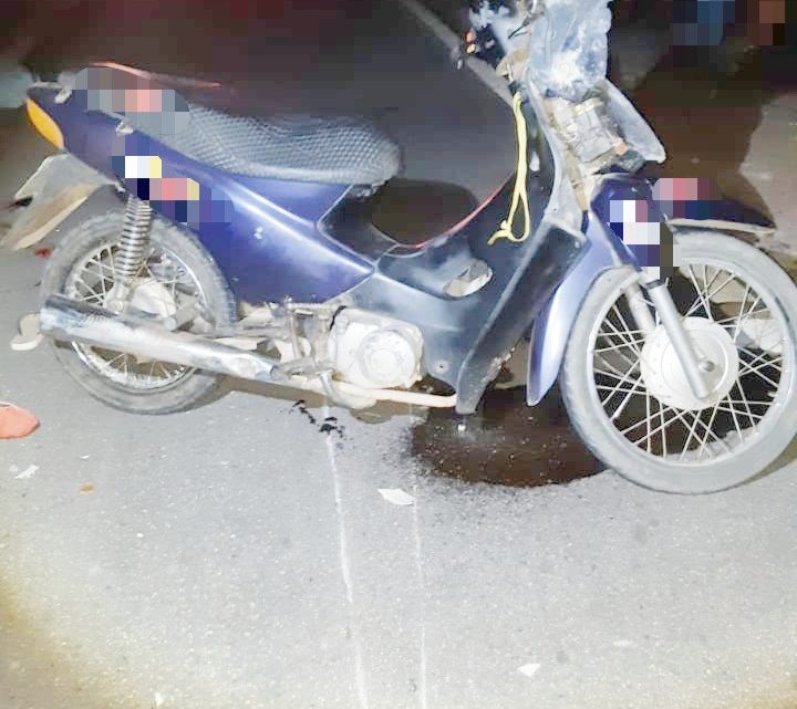 Casal morre atropelado após colisão entre moto e bicicletas Casal morre atropelado após colisão entre moto e bicicletas