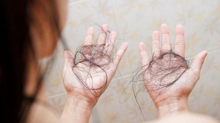 Queda de cabelo como nova sequela da COVID-19: o que causa e como tratar