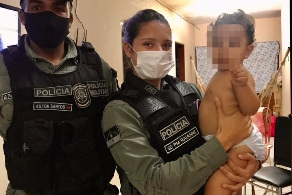 Policiais ajudam a salvar criança asfixiada em Caruaru Policiais ajudam a salvar criança asfixiada em Caruaru