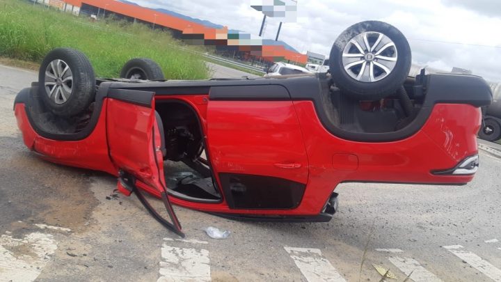 Motoristas sem CNH autuados após colisão e capotamento na BR 104 em Caruaru