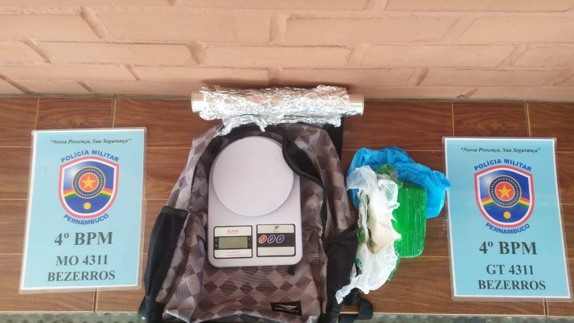 Jovem de 18 anos é presa com cocaína em Bezerros Jovem de 18 anos é presa com cocaína em Bezerros