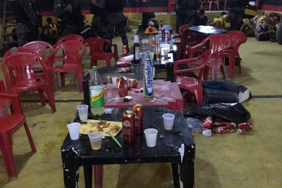 Fiscalização sanitária em festa irregular conduz 32 integrantes de torcida para a Delegacia Fiscalização sanitária em festa irregular conduz 32 integrantes de torcida para a Delegacia