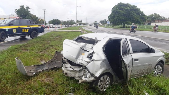Carro aquaplanou e colidiu em um poste que caiu sobre a BR 101 em Pernambuco
