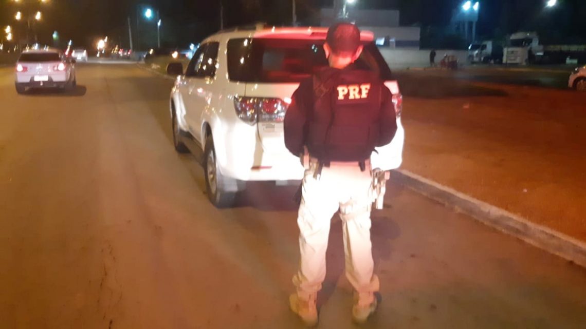 Caminhonete de luxo roubada em 2016 e com placas clonadas é recuperada na BR 104 em Caruaru Caminhonete de luxo roubada em 2016 e com placas clonadas é recuperada na BR 104 em Caruaru