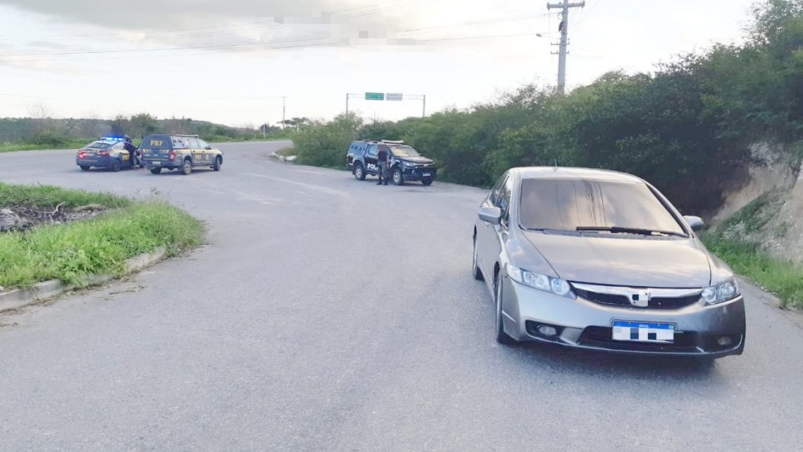 PRF recupera dois veículos roubados e liberta refém de sequestro em São Caitano PRF recupera dois veículos roubados e liberta refém de sequestro em São Caitano