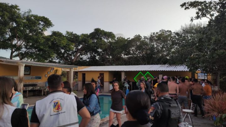 Polícia acaba com festa de jovens na zona rural de Caruaru