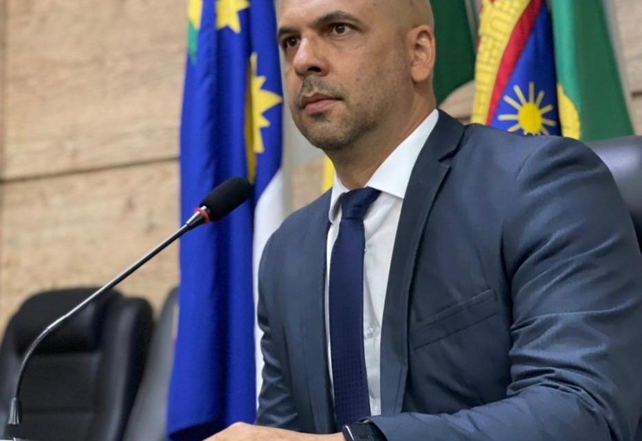 Anderson Correia celebra PL que cria benefício financeiro para artistas de Caruaru Anderson Correia celebra PL que cria benefício financeiro para artistas de Caruaru