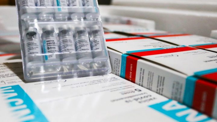 PE autoriza vacinação contra Covid-19 de todos os grupos prioritários e pessoas com 59 anos