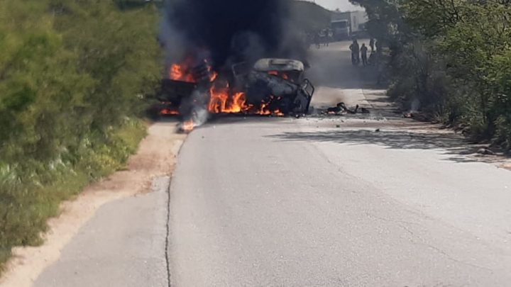 Motorista morre carbonizado após caminhões baterem de frente na PE-90