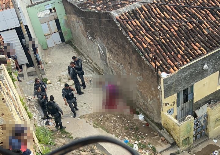 Jovem é assassinado com tiros na cabeça em Caruaru Jovem é assassinado com tiros na cabeça em Caruaru