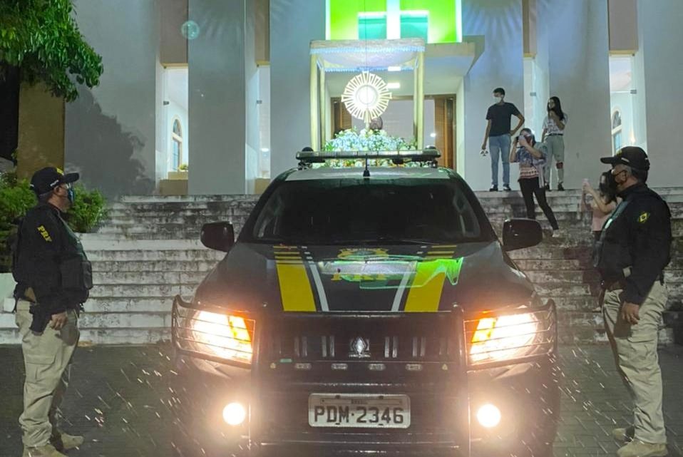 Carreata marca procissão de Corpus Christi em Caruaru; Imagem do Santíssimo Sacramento foi transportada em viatura da PRF Carreata marca procissão de Corpus Christi em Caruaru; Imagem do Santíssimo Sacramento foi transportada em viatura da PRF