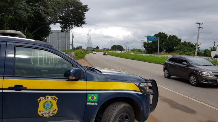 Mulher escapa de atropelamento e é resgatada pela PRF após cair em vala na BR 408