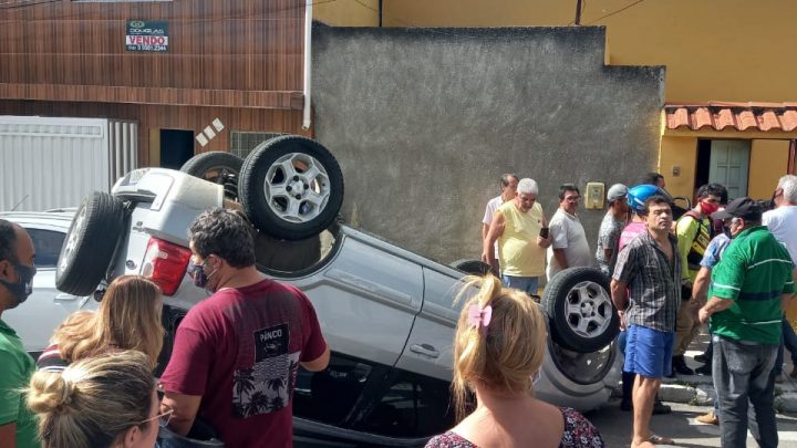 Colisão provoca capotamento em cruzamento em Caruaru nesta sexta-feira (11)