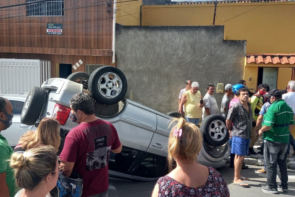 Colisão provoca capotamento em cruzamento em Caruaru nesta sexta-feira (11) Colisão provoca capotamento em cruzamento em Caruaru nesta sexta-feira (11)