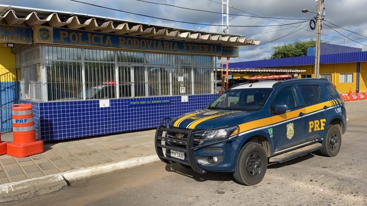 Adolescente de 15 anos é flagrado pela PRF dirigindo carro na BR 232