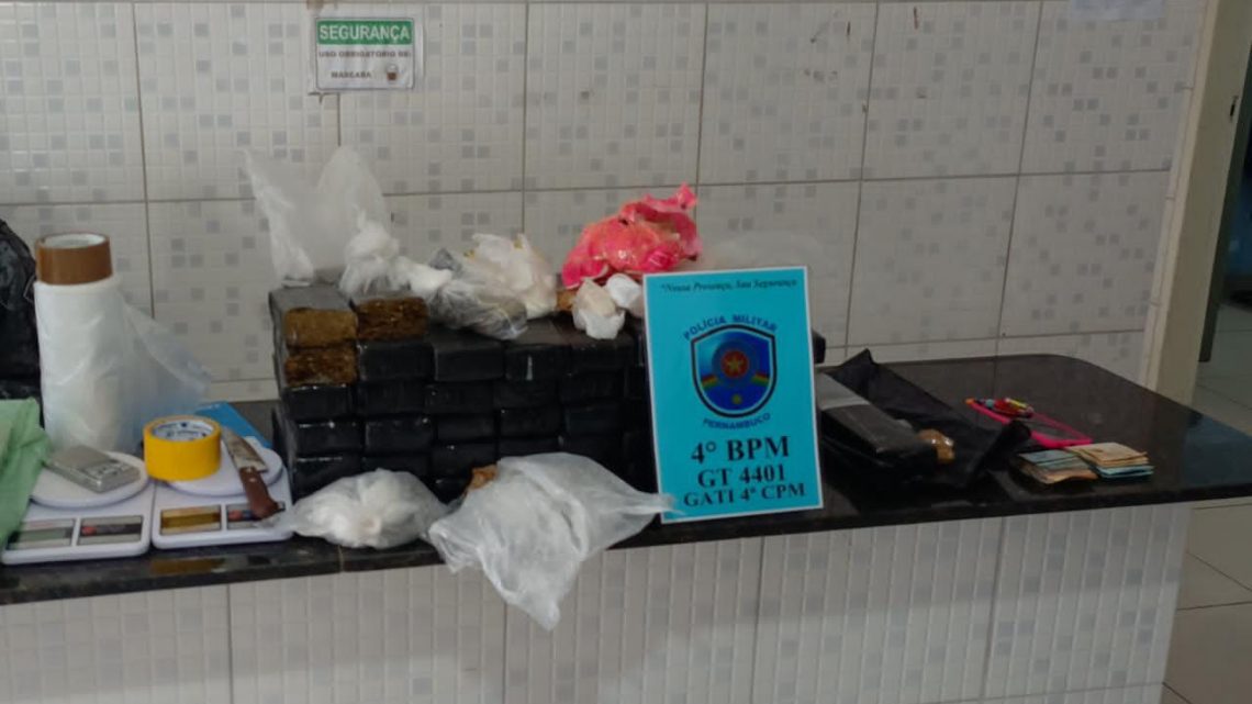 Duas mulheres são presas e mais de 42 Kg de maconha apreendidos em Caruaru Duas mulheres são presas e mais de 42 Kg de maconha apreendidos em Caruaru