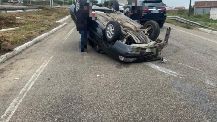 Motorista perde o controle da direção e capota veículo na BR 104 em Caruaru