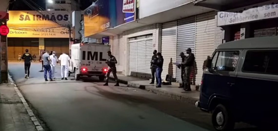 Jovem é assassinado a facadas no Centro de Caruaru neste sábado (26) Jovem é assassinado a facadas no Centro de Caruaru neste sábado (26)