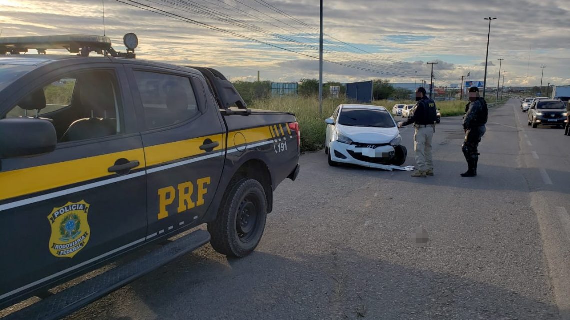 Polícia prende três suspeitos de sequestro e liberta reféns em Caruaru Polícia prende três suspeitos de sequestro e liberta reféns em Caruaru